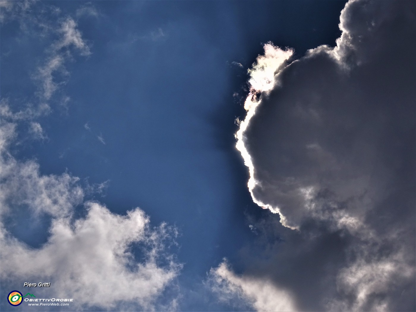 57 Spettacolari luci e colori delle nuvole in cielo.JPG